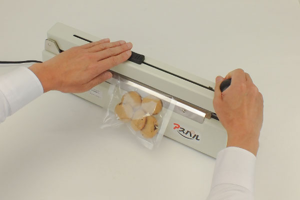 Allows users to trim off any unwanted part of the bag with the cutter at the handle.