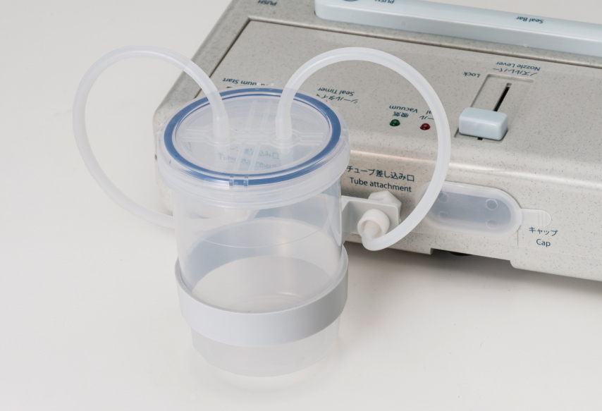 Can vacuum and seal even highly moist contents. It is equipped with an water  collection cup.<br />
