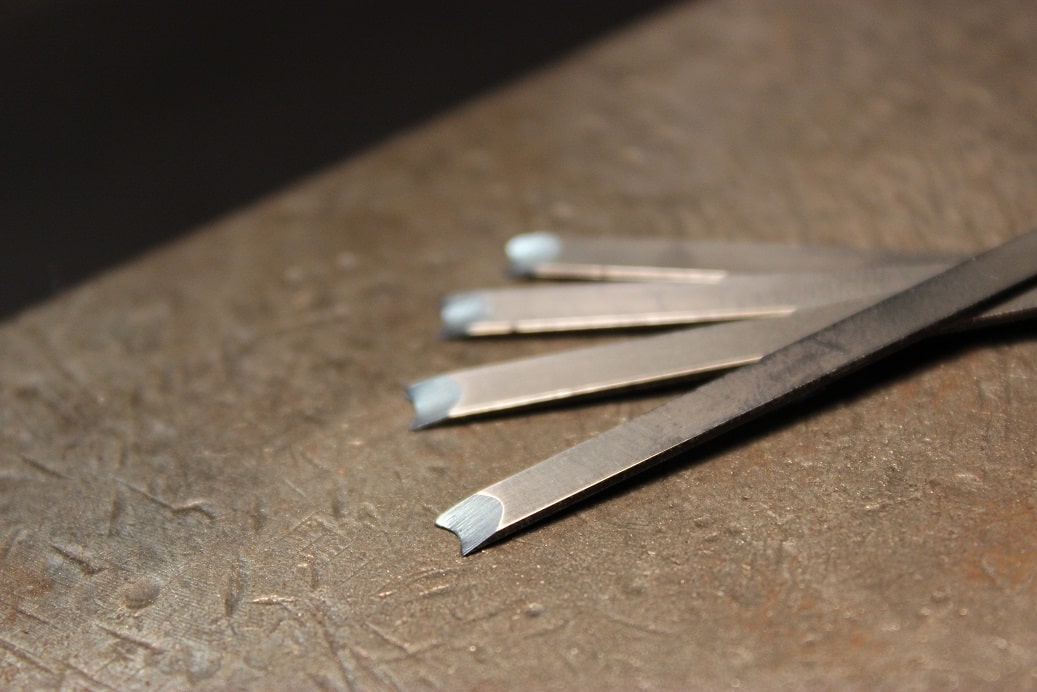 The edges of niXaX blades are crafted in a "U" shape. It provides an absolute cut between U shaped prongs.